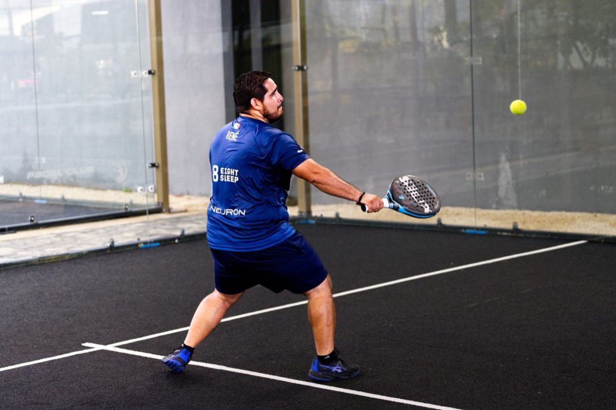 Impact des déplacements latéraux au padel sur la santé du pied