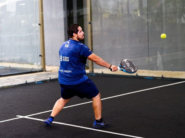 Impact des déplacements latéraux au padel sur la santé du pied