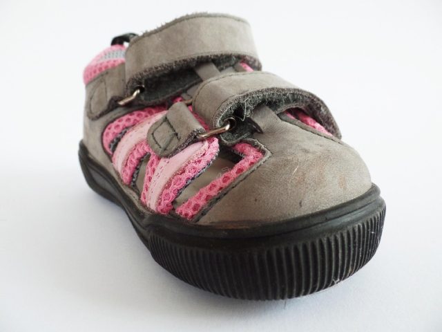 Pieds plats et padel : adapter chaussures et prévenir douleurs